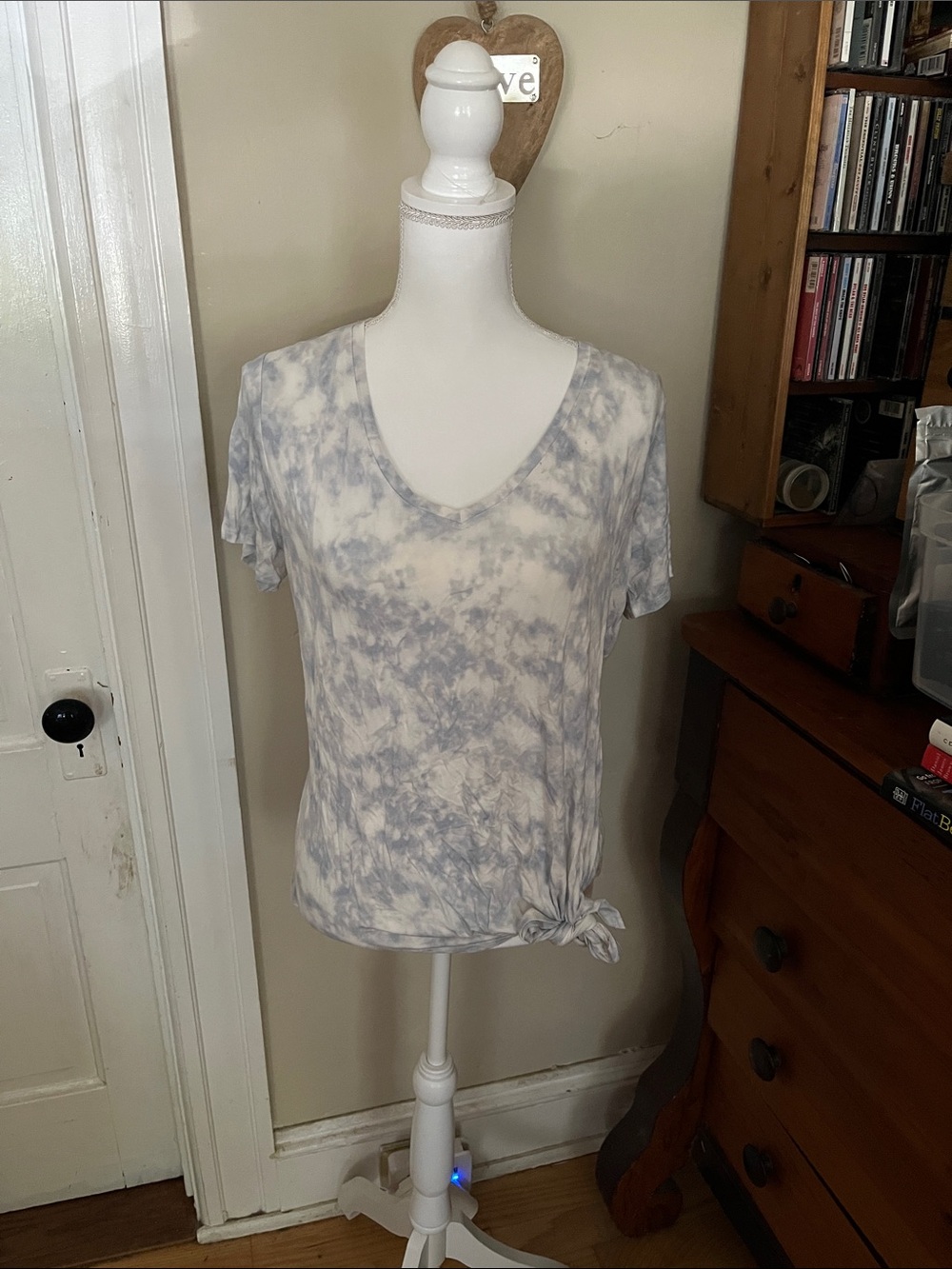 Matty M V-Neck Tie-Dye Short Sleeve Top - Light Blue/White